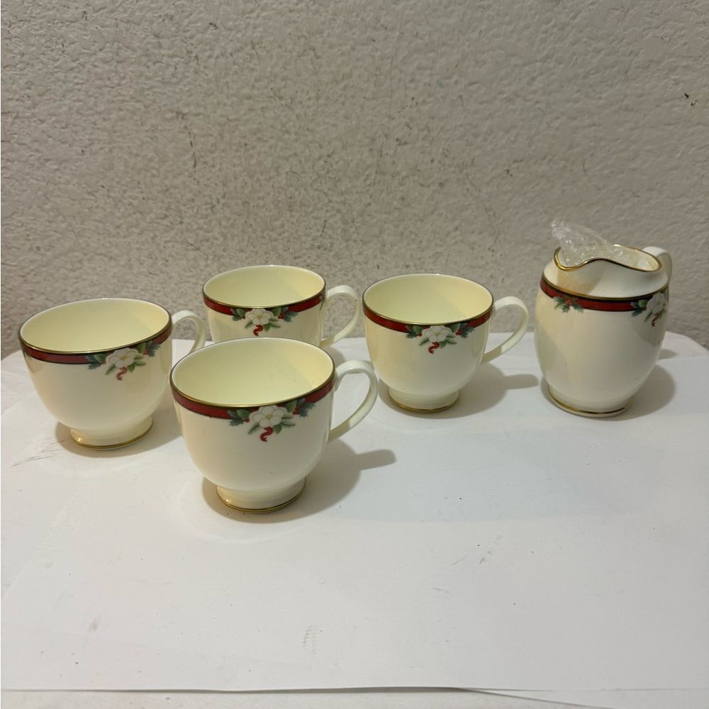 Vtg Pfaltzgraff Yuletide Bone China Cream & Red Bone China 4 tea cups & creamer